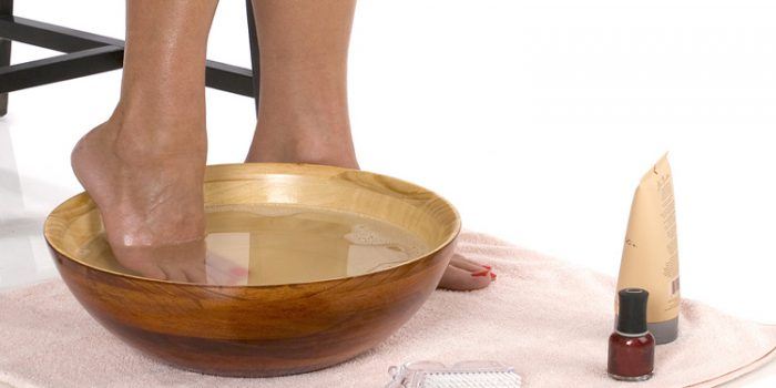 Beneficios de los baños de agua con sal para los pies
