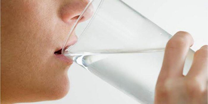 Propiedades y beneficios del agua alcalina