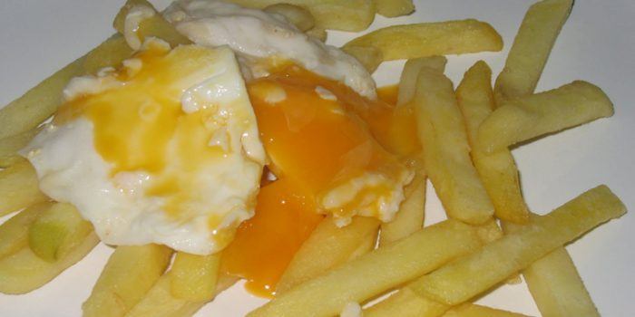 Huevos estrellados con patatas