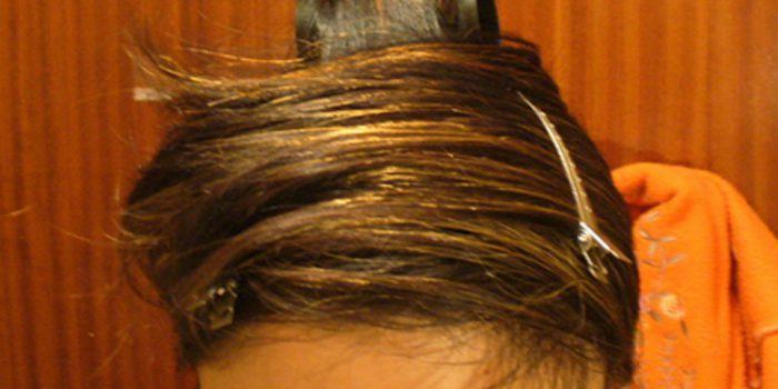 Cabello liso con la toga, un método tradicional